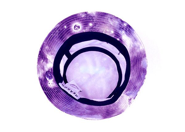 Dentro del sombrero de cubo impreso Galaxy Purple con etiqueta de metal