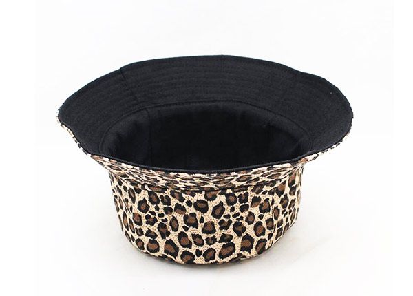 Dentro del sombrero de cubo de estampado de leopardo