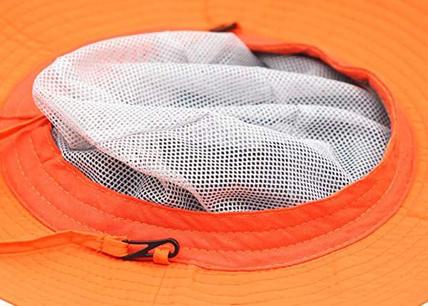 Detalle del sombrero de cubo de nylon en blanco con cuerda con cuerda