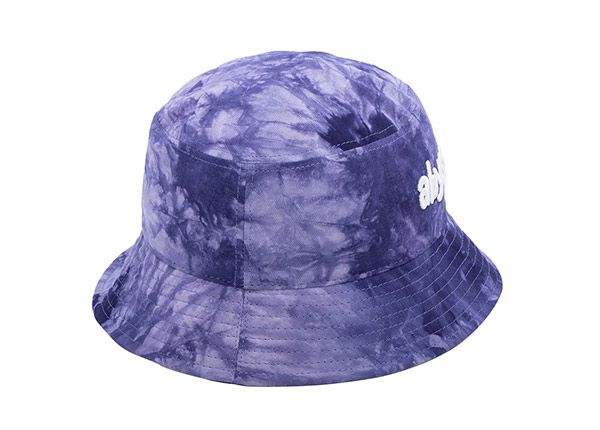 Lado del gorro de cubo morado de algodón con logotipo bordado blanco