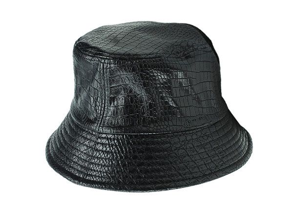 Lado del sombrero de cubo impermeable en blanco negro