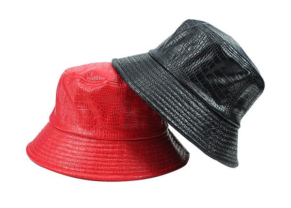 Descripción general del sombrero de cubo impermeable en blanco rojo
