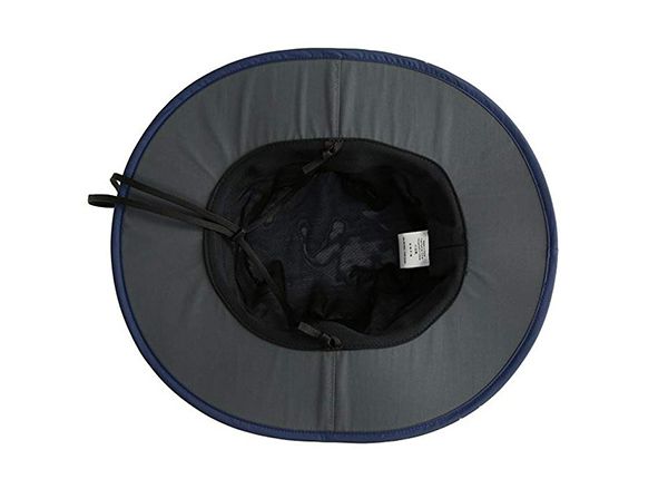 Dentro del sombrero de cubo de borde ancho impermeable negro con cuerda con cuerda