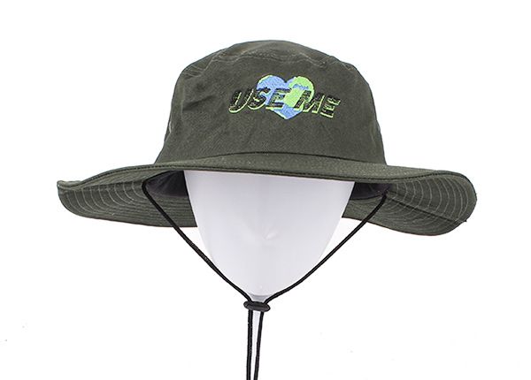 Frente del sombrero de boonie rígido verde negruzco con cuerda en el modelo