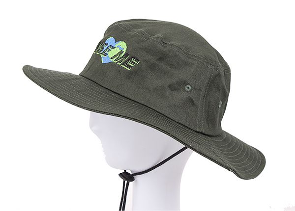 Lado del sombrero de boonie de toque verde negruzco con cuerda en el modelo