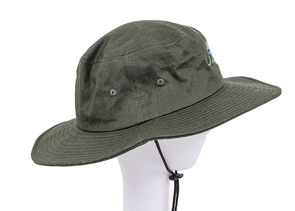 Lado del sombrero de boonie de toque verde negruzco con cuerda en el modelo