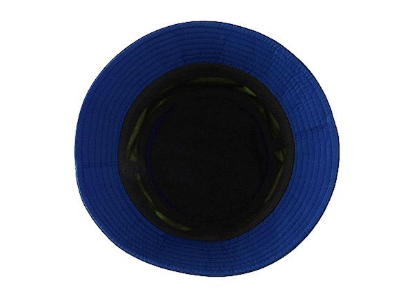 Dentro del sombrero de cubo de anime naranja