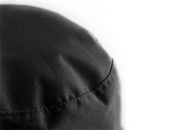 Superior del sombrero de cubo asiático negro con letras estampadas chinas o japonesas