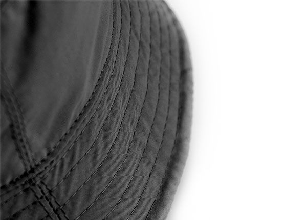 Lado del sombrero de cubo asiático negro con letras estampadas chinas o japonesas