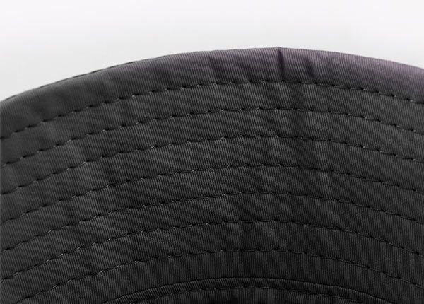 Borde del sombrero de cubo asiático negro con letras chinas o japonesas impresas