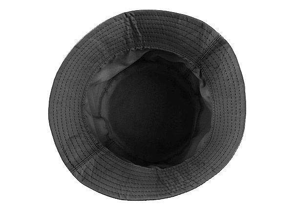 Dentro del sombrero de cubo asiático negro con letras estampadas chinas o japonesas