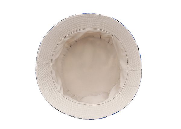 Dentro del sombrero de cubo de borde corto rojo blanco y azul de camuflaje