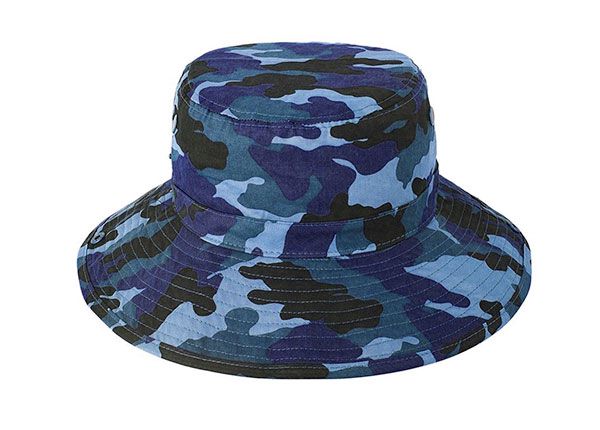 Atrás del sombrero de cubo de camuflaje azul en blanco con cuerda