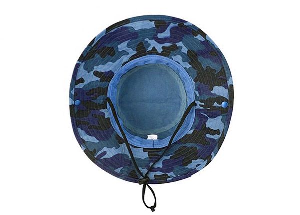 Dentro del sombrero de cubo de camuflaje azul en blanco con cuerda