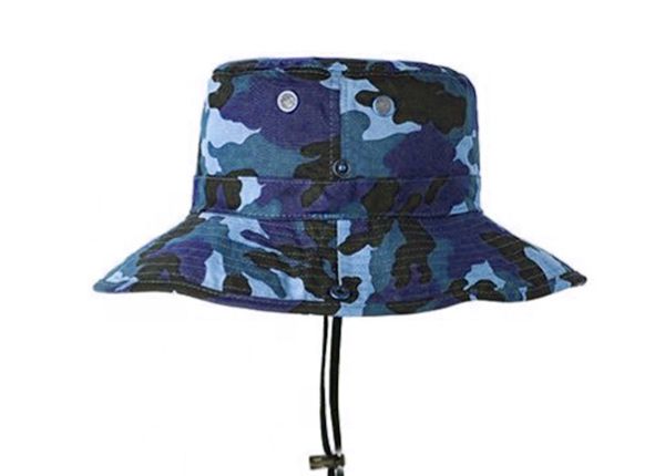 Lado del sombrero de cubo de camuflaje azul en blanco con cuerda