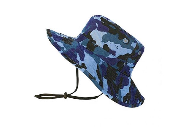 Inclinación de sombrero de cubo de camuflaje azul en blanco con cuerda