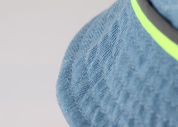 Lado del sombrero de cubo de mezclilla azul en blanco con una cadena