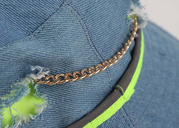 Cadena de sombrero de cubo de mezclilla en blanco azul lavado