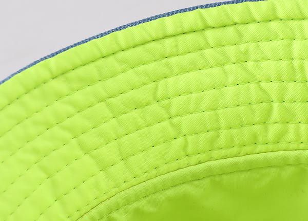 Borde de cubo de mezclilla de mezclilla con una cadena con una cadena