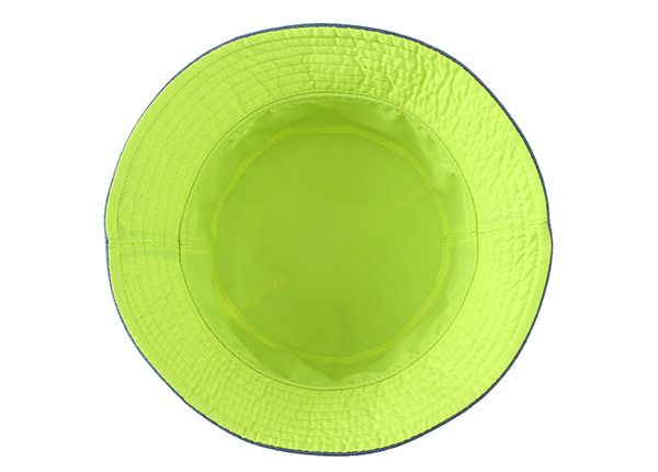 Dentro del sombrero de cubo de mezclilla con una cadena de mezclilla con una cadena