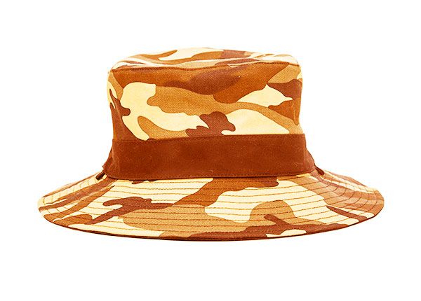 Atrás del sombrero de cubo de camuflaje de color naranja en blanco de Blaze