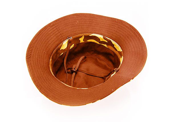 Dentro del sombrero de cubo de camuflaje de camuflaje de color naranja en blanco