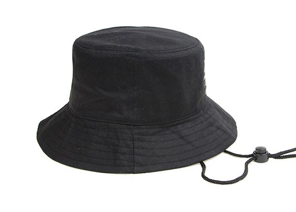 Lado del sombrero de cubo negro liso con cuerda