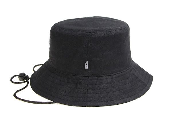 Lado del sombrero de cubo negro liso con cuerda