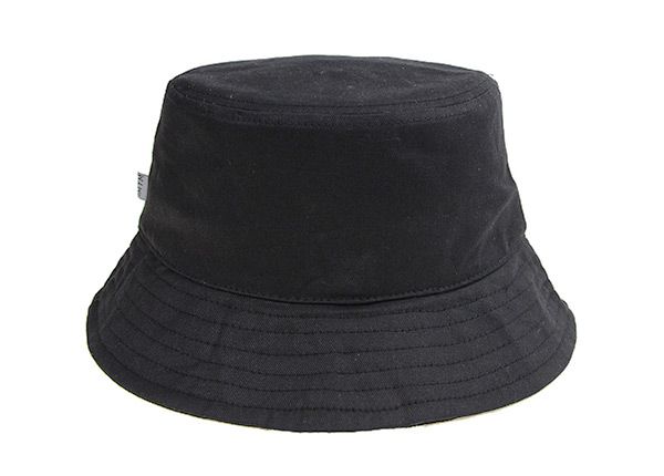 Atrás del sombrero de cubo negro liso con cuerda