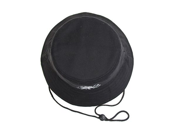 Superior del sombrero de cubo negro liso con cuerda