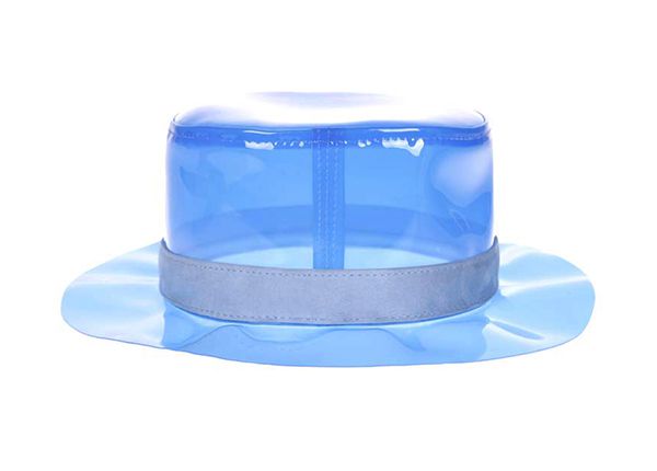 Lado del sombrero de cubo transparente de PVC azul en blanco