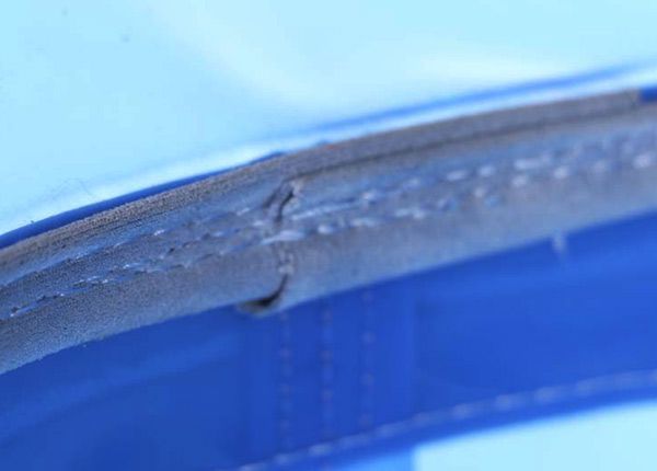 Costura del sombrero de cubo transparente de PVC azul en blanco