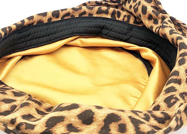 Dentro del sombrero de cubo de ondas de impresión de leopardo beige