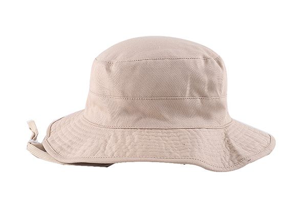 Atrás del sombrero de cubo beige de algodón reversible en blanco con cuerda