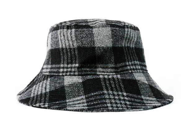 Atrás del sombrero de cubo de lana en blanco en blanco negro y gris